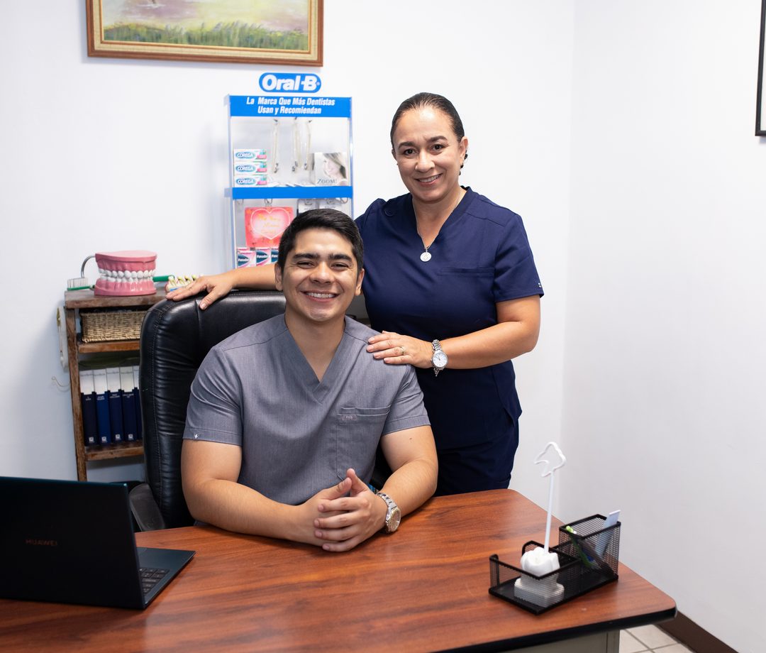 Equipo de Dental Care Guanacaste en la clínica de Liberia
