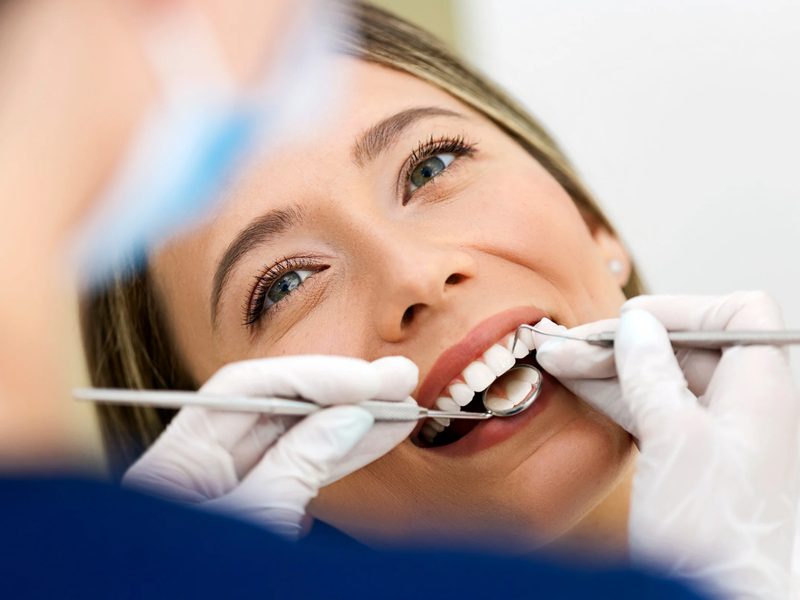 Limpieza dental profesional con instrumental de profilaxis